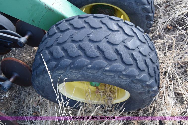 image for item K4422 John Deere 1560 grain drill