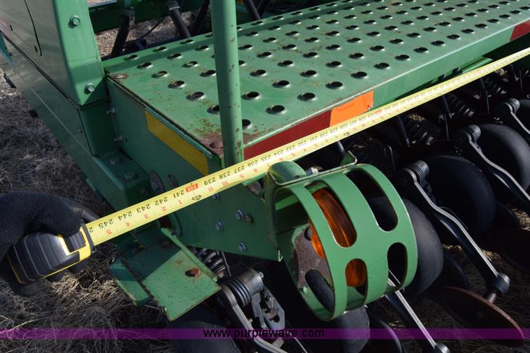 image for item K4422 John Deere 1560 grain drill