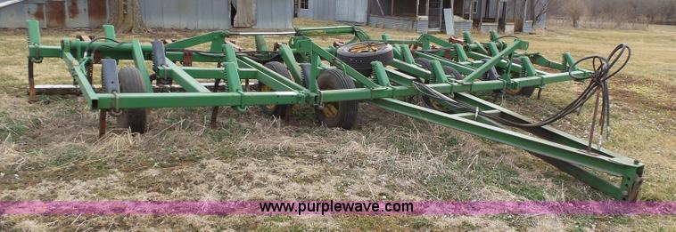 image for item L3681 John Deere 1600 chisel