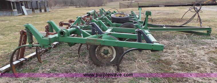 image for item L3681 John Deere 1600 chisel