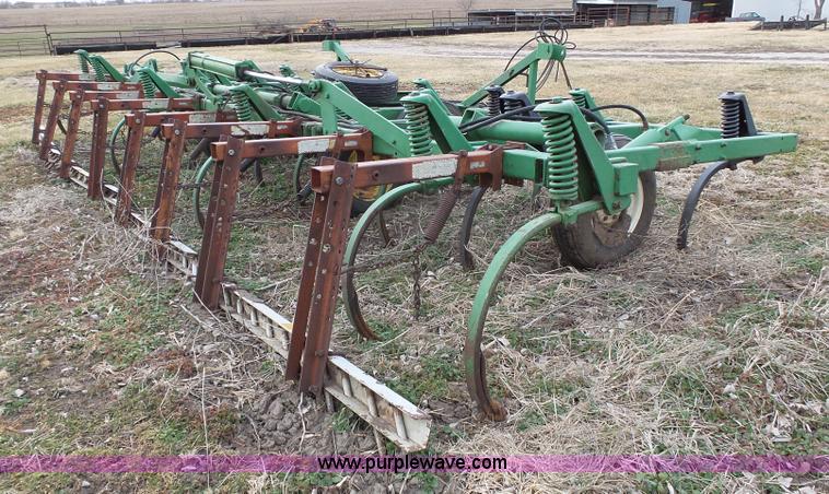 image for item L3681 John Deere 1600 chisel