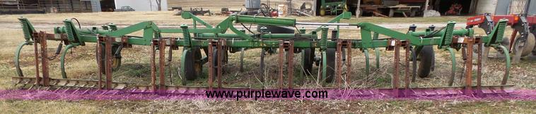 image for item L3681 John Deere 1600 chisel