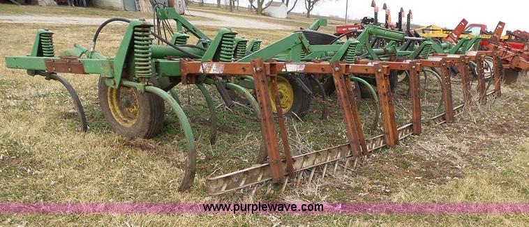 image for item L3681 John Deere 1600 chisel