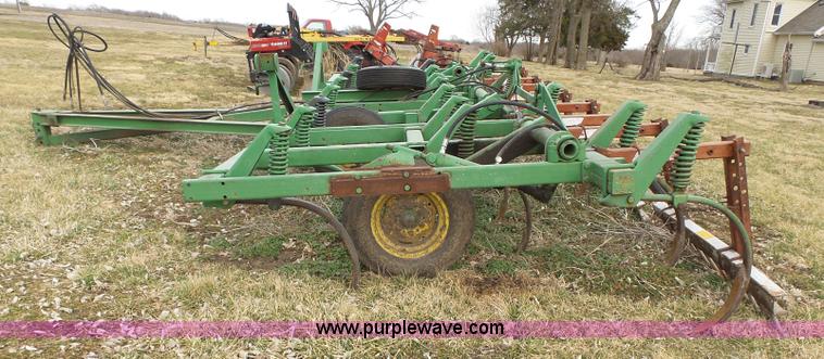 image for item L3681 John Deere 1600 chisel