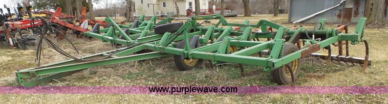 image for item L3681 John Deere 1600 chisel