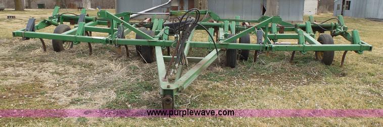 image for item L3681 John Deere 1600 chisel