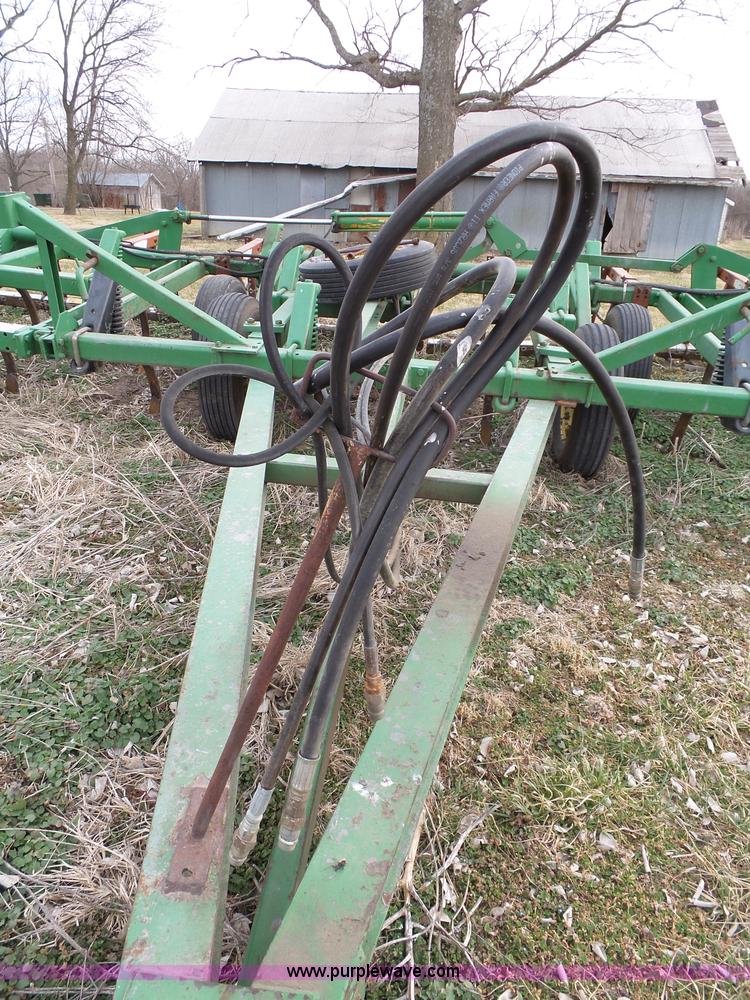 image for item L3681 John Deere 1600 chisel