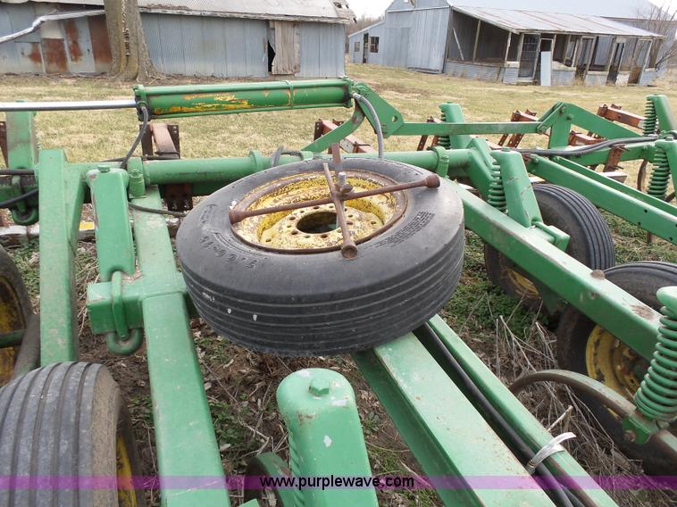 image for item L3681 John Deere 1600 chisel