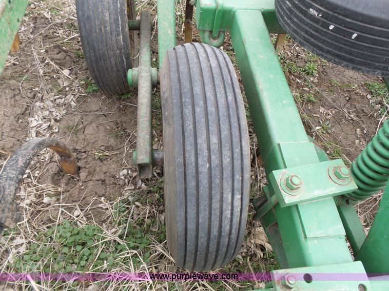 image for item L3681 John Deere 1600 chisel