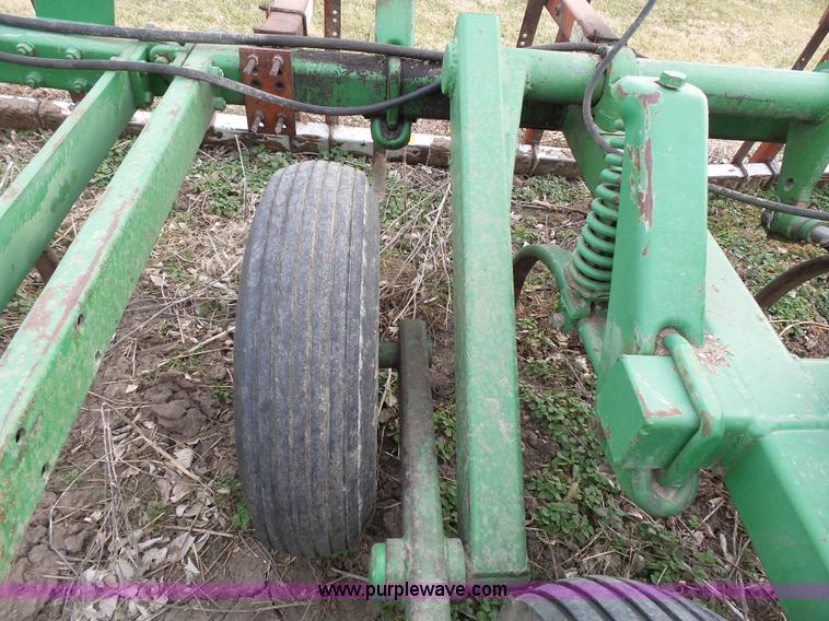 image for item L3681 John Deere 1600 chisel