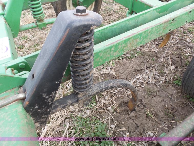 image for item L3681 John Deere 1600 chisel