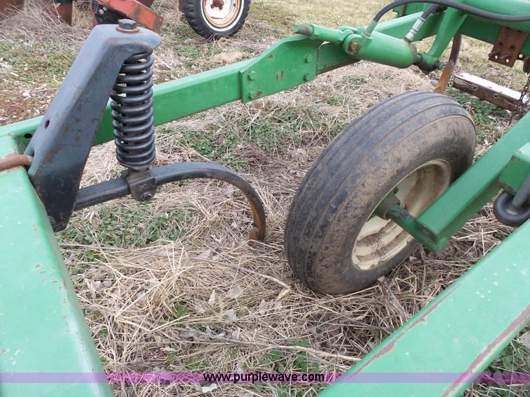 image for item L3681 John Deere 1600 chisel