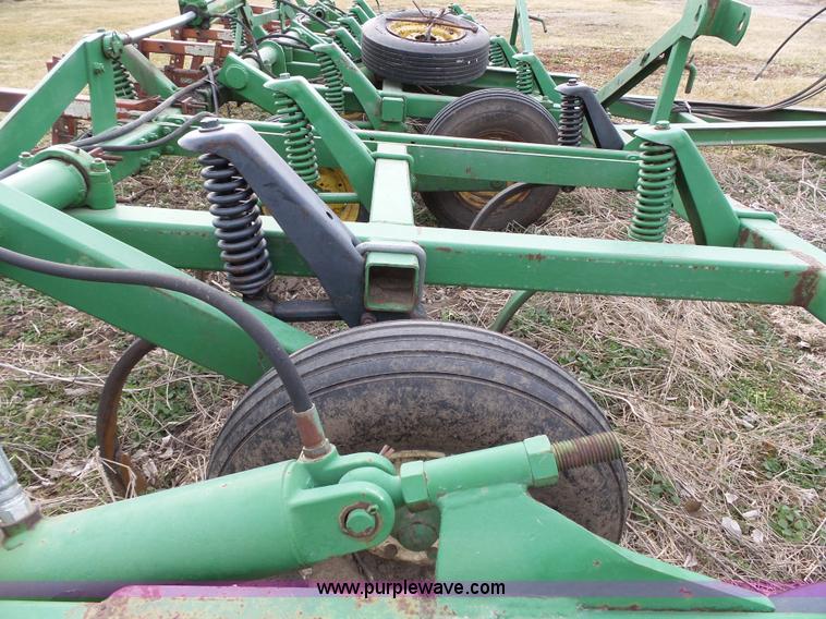 image for item L3681 John Deere 1600 chisel