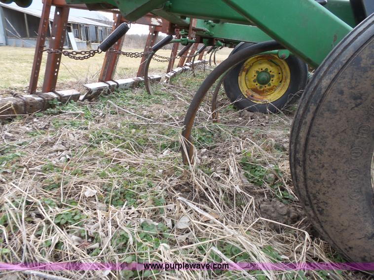 image for item L3681 John Deere 1600 chisel