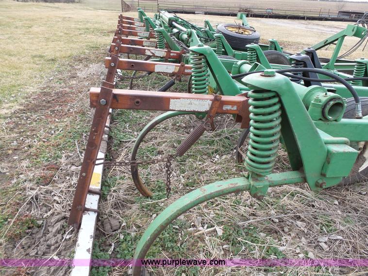 image for item L3681 John Deere 1600 chisel