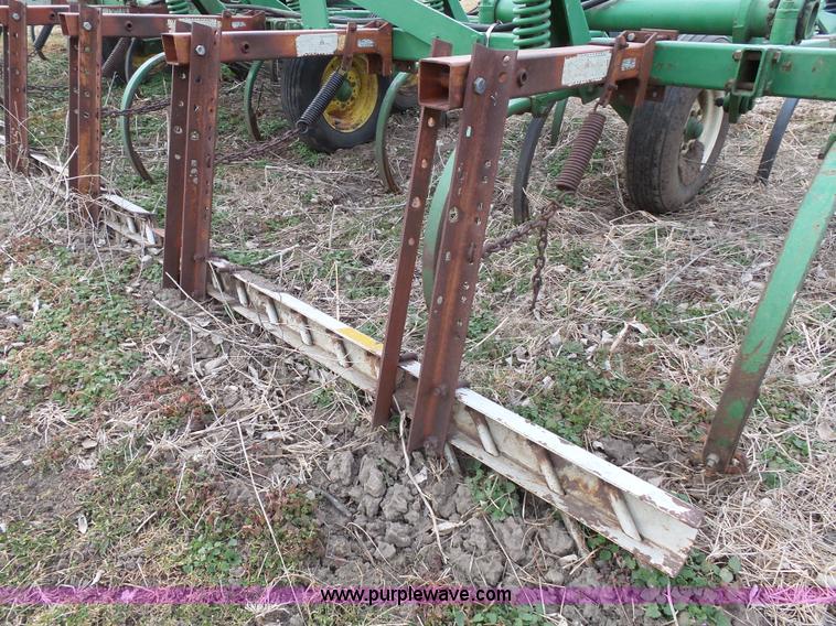 image for item L3681 John Deere 1600 chisel