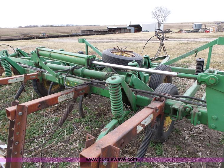 image for item L3681 John Deere 1600 chisel