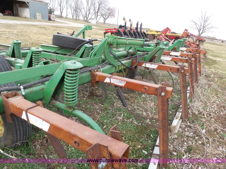 image for item L3681 John Deere 1600 chisel