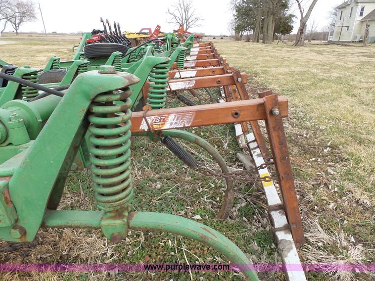 image for item L3681 John Deere 1600 chisel