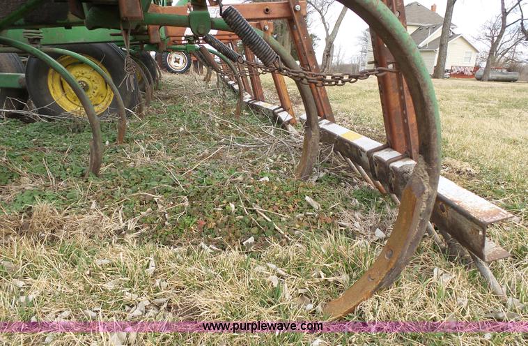 image for item L3681 John Deere 1600 chisel