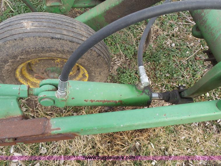 image for item L3681 John Deere 1600 chisel