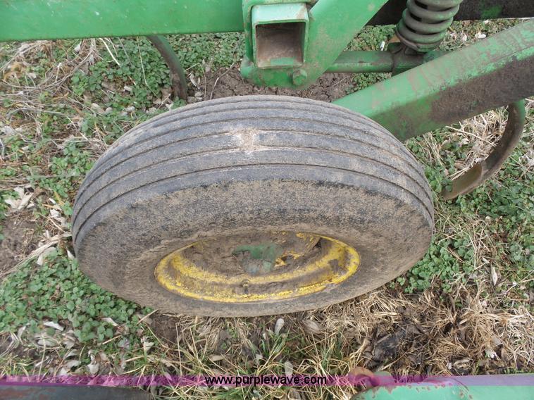 image for item L3681 John Deere 1600 chisel