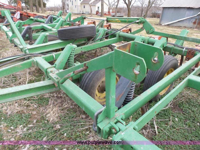 image for item L3681 John Deere 1600 chisel