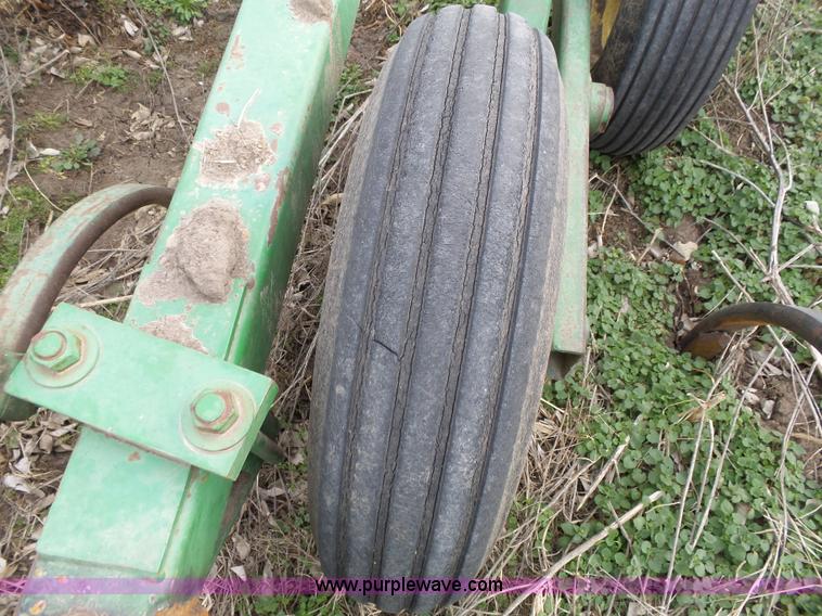 image for item L3681 John Deere 1600 chisel