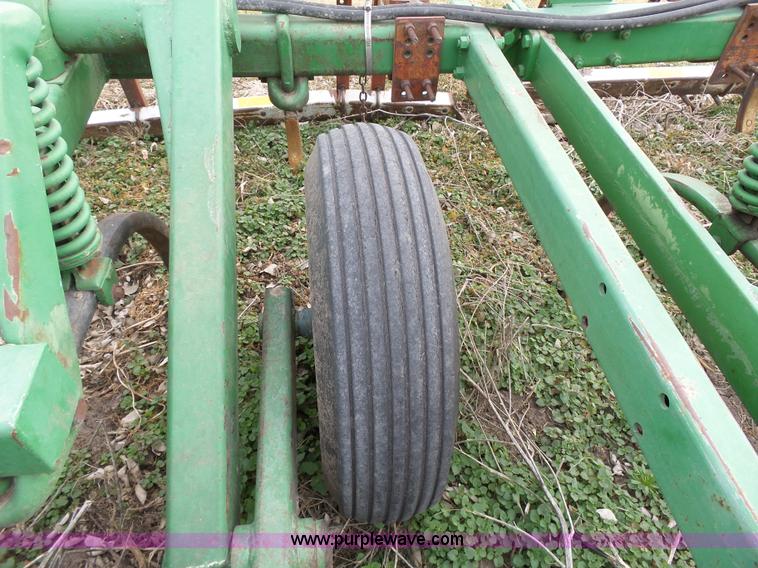 image for item L3681 John Deere 1600 chisel