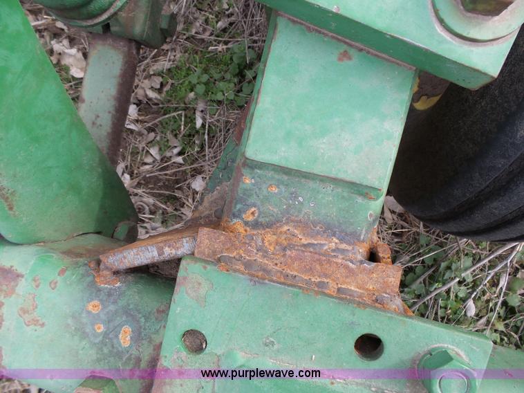 image for item L3681 John Deere 1600 chisel