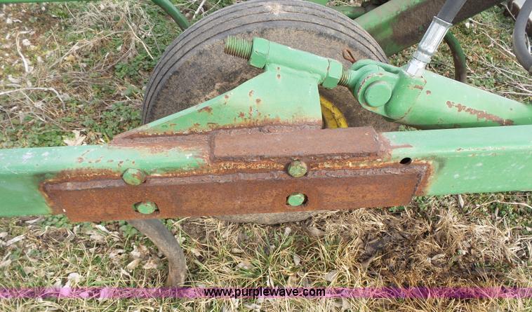 image for item L3681 John Deere 1600 chisel