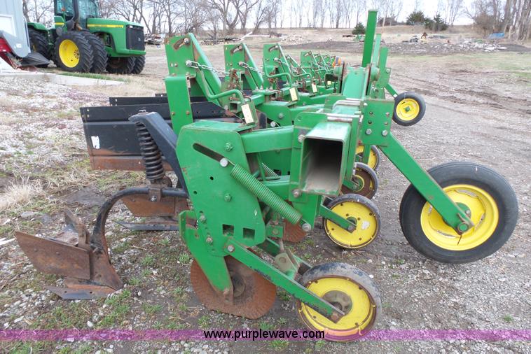 image for item L3739 John Deere 886 field cultivator