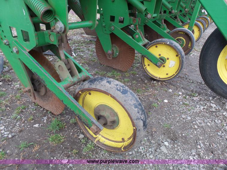 image for item L3739 John Deere 886 field cultivator