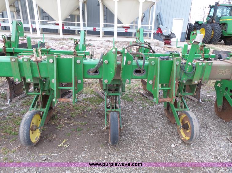 image for item L3739 John Deere 886 field cultivator