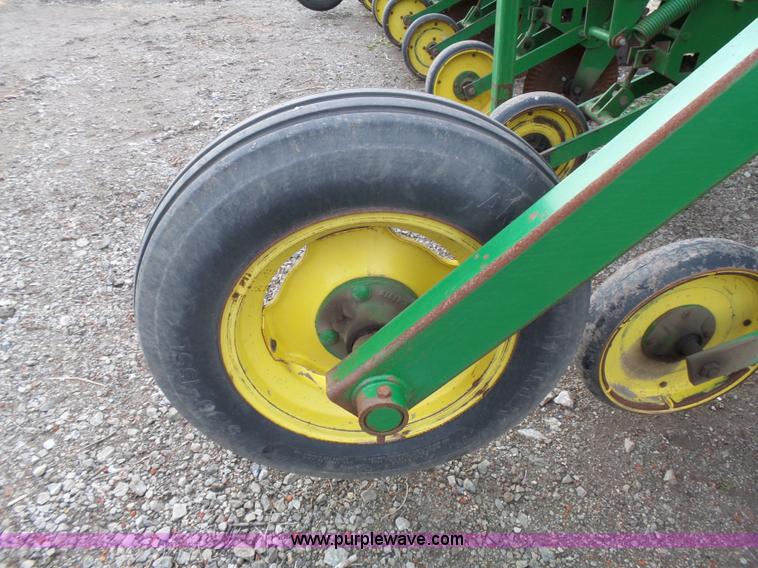 image for item L3739 John Deere 886 field cultivator