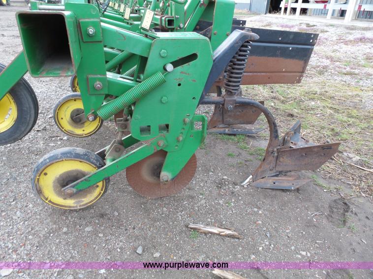 image for item L3739 John Deere 886 field cultivator