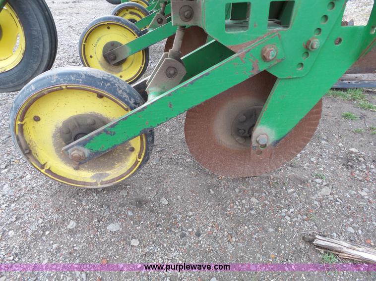 image for item L3739 John Deere 886 field cultivator