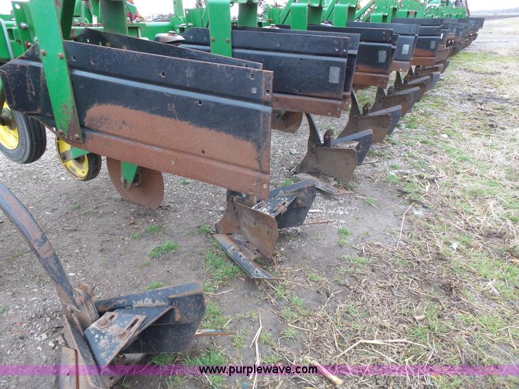 image for item L3739 John Deere 886 field cultivator