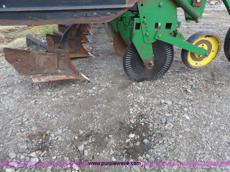 image for item L3740 John Deere 886 row cultivator