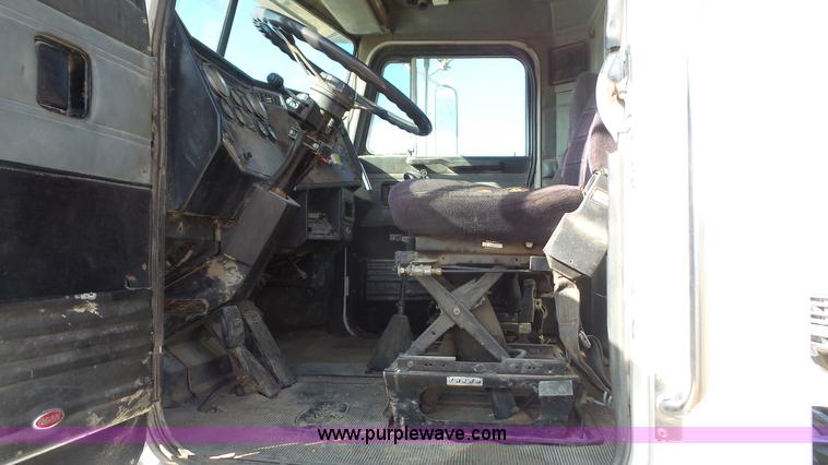 image for item L4773 1988 Peterbilt 377 semi truck