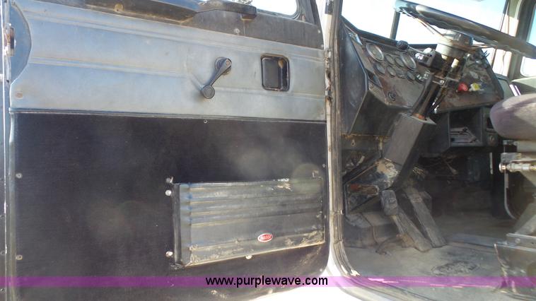 image for item L4773 1988 Peterbilt 377 semi truck