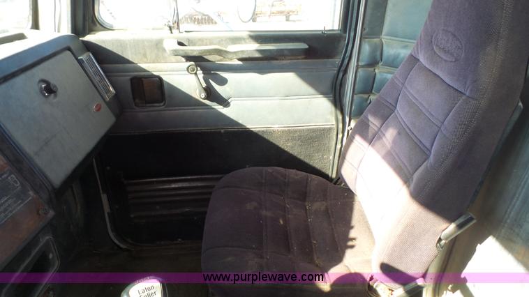 image for item L4773 1988 Peterbilt 377 semi truck
