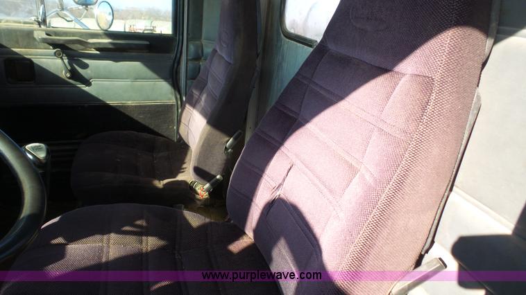 image for item L4773 1988 Peterbilt 377 semi truck