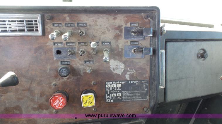 image for item L4773 1988 Peterbilt 377 semi truck