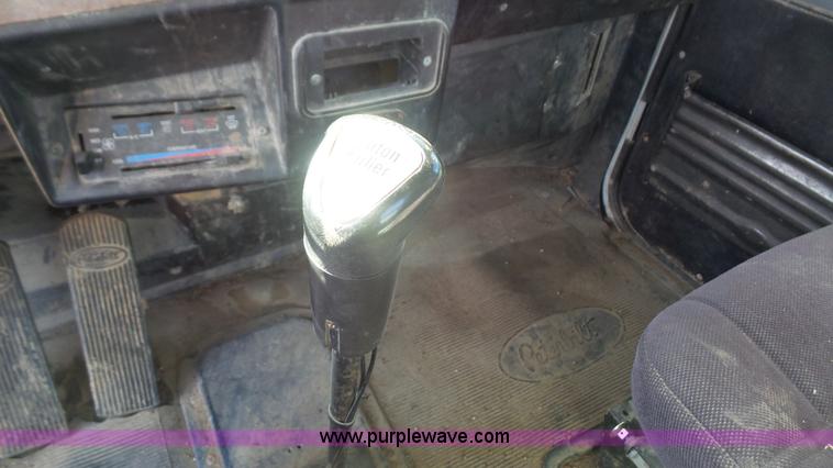 image for item L4773 1988 Peterbilt 377 semi truck