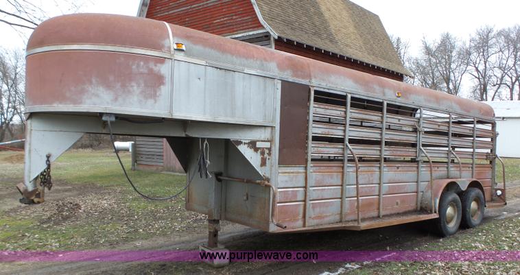 image for item L5582 1980 WW livestock trailer