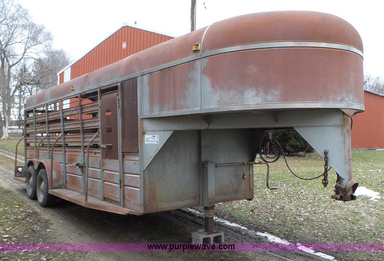 1980 WW livestock trailer in Algona, IA Item L5582 sold Purple Wave