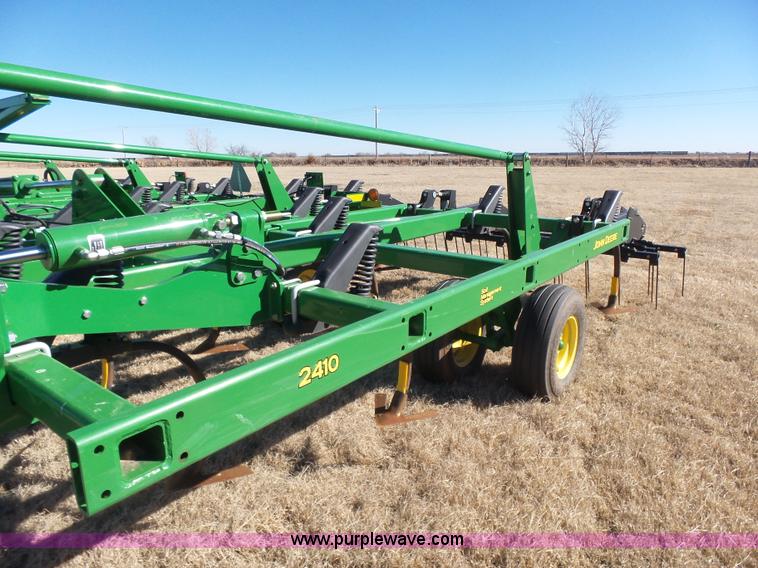 image for item L6215 John Deere 2410 chisel plow