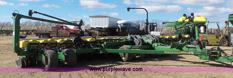 image for item L6236 John Deere 1780 Conservation 16/31 split-row planter
