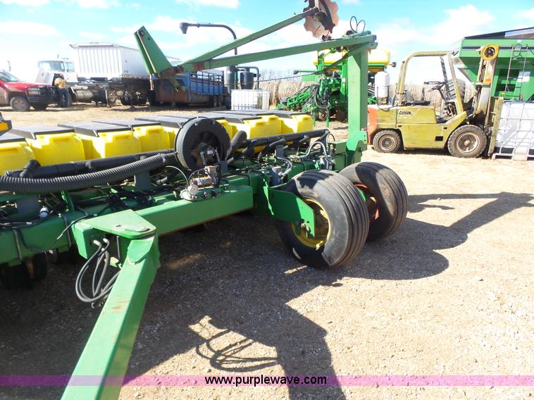 image for item L6236 John Deere 1780 Conservation 16/31 split-row planter
